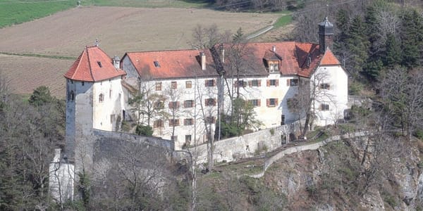 Christoph Blocher und Matter sitzen in ihren Schlössern – während das Volk ohne Impfpflicht Corona trotzt